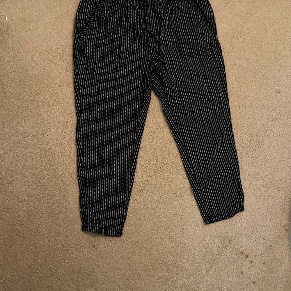Old Navy Women's Black and White Striped Cropped Pants